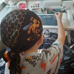 chłopiec tworzy obraz puentylizm „ O czym szumią drzewa?”