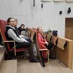 spoleczność szkoły w auli na uroczystości walentynkowej