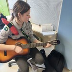 harcerka gra na gitarze