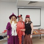 Nauczycielki w przebraniach na ostatkowym balu karnawałowym przedszkolaków