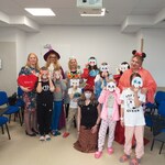 Uczestnicy balu karnawałowego prezentują maski