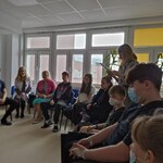 Druhna instruktorka prowadząca, nauczycielki przedszkola i dzieci w trakcie gawędy