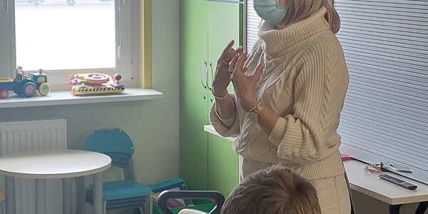 nasz gość pokazuje również jak dokonać prawidłowej prezentacji własnej osoby