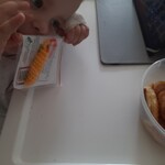 dziewczynka trzyma żółtego robaczka na smutki z uśmiechem