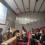 Pani Dyrektor Elżbieta Dorota Sokólska wita przybyłych gości i wręcza kwiaty.