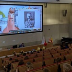 Uczestnicy apelu oglądają film o Marszałku Józefie Piłsudskim opracowany przez Instytut Pamięci Narodowej.