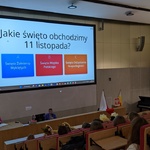Uczniowie odpowiadają na pytania z quizu patriotycznego.