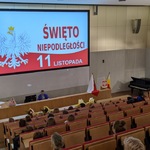 Katechetka Pani Anna Białous zachęca uczestników apelu do wspólnego wykonywania pieśni patriotycznych.