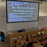 Pani Anna Białous wraz z uczennicą wykonują utwór „My Pierwsza Brygada”.