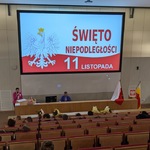Pani Anna Jabłońska (nauczyciel języka polskiego) dziękuje przybyłym gościom za udział w apelu.