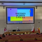 Uczestnicy apelu oglądają wywiad z uczniami-pacjentami, który przeprowadził historyk Pan Andrzej Sadowski. 