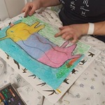Dziecko maluje stwora pastelami