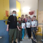 druh pani Asia i harcerze pozują do zdjęcia z podziękowaniami trzymanymi w rękach