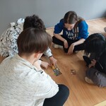 karty wyobraźni uczestnicy tworzą historie z morałem