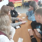 młodzież pracuje z kartami wyobraźni