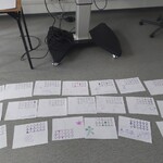 rozłożone na podłodze karty pracami z zadaniami na wyobraźnię