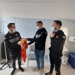 PIŁKARZE JAGIELONI PODPISUJA KOSZULKI KIBICA