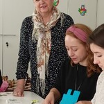 Pani Wiesia omawia projekt kartki