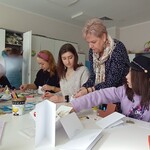 Pani Wiesia wycina ozdoby