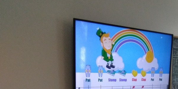 śpiewanie piosenki i klaskanie przez uczniów