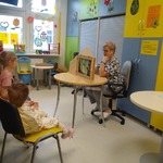 Pani Wiesia przedstawia bajkę w świetlicy Kliniki Neurologii.