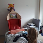 Mała pacjentka z zainteresowaniem ogląda bajkę