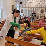 Pani Ania rozdaje kartki z życzeniami