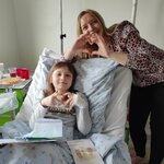 Mama i córka dziękują za wielkanocną kartkę