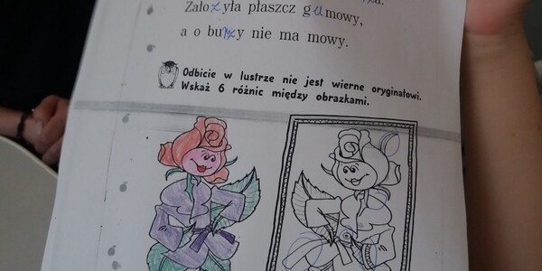 Uczennica prezentuje wykonane zadanie