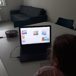 Uczennica gra w grę edukacyjną na aplikacji wordwall.