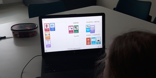 Uczennica gra w grę edukacyjną na aplikacji wordwall.