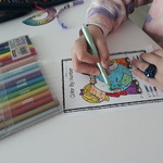 Uczennica koloruje rysunek.