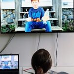 Uczniowie i uczennice oglądają film