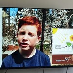 Uczniowie oglądają filmik