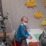 chłopiec słucha odczytywane hasła do krzyżówki świątecznej