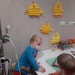 chłopcy rozwiązują świąteczną krzyżówkę