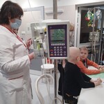 Pani Ala czyta wesołe hasła do świątecznej krzyżówki