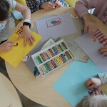 Praca uczniów przy stoliku w Klinice Neurologii
