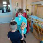 Przedszkolak wykazuje zainteresowanie pacynką - Lisek Maciek i prezentowaną przez nauczyciela książką edukacyjną - Lisek uczy dzieci segregacji śmieci. cz1