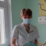 Nauczyciel prezentuje książkę - Myję często ręce