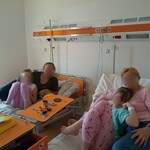 Dzieci przy pomocy rodziców uporządkowały pamiątki