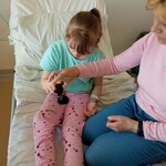 Uczennica ogląda kastaniety