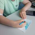 Uczeń koloruje flagę UE