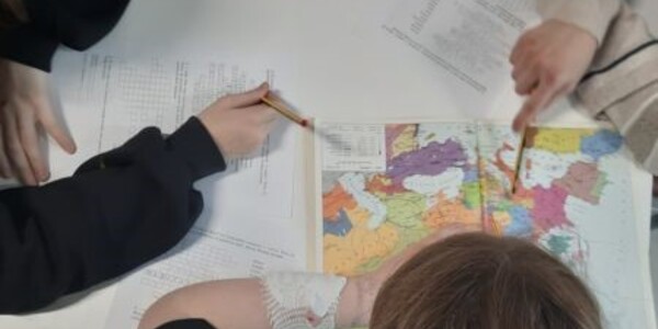 Praca nad mapą Unii Europejskiej