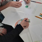 Uczniowie tworzą plakaty z okazji Dnia Ziemi