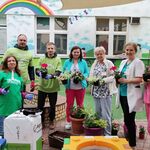 wolontariusze pielęgniarki, oddziałowa kliniki rehabilitacji i nauczycielka szkoły trzymają kwiaty w rękach