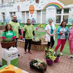 wolontariusze i pielęgniarki podziwiają juz posadzone kwiaty