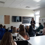 Pani dr hab Aneta Niewińska prowadzi wykład na temat prawa pracy