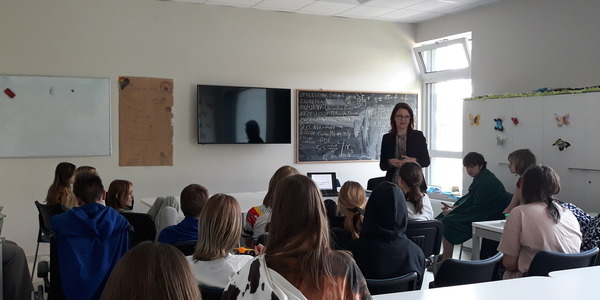 Pani dr hab Aneta Niewińska prowadzi wykład na temat prawa pracy