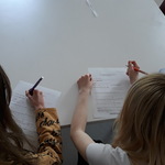 Uczniowie uzupełniają umowę o pracę.